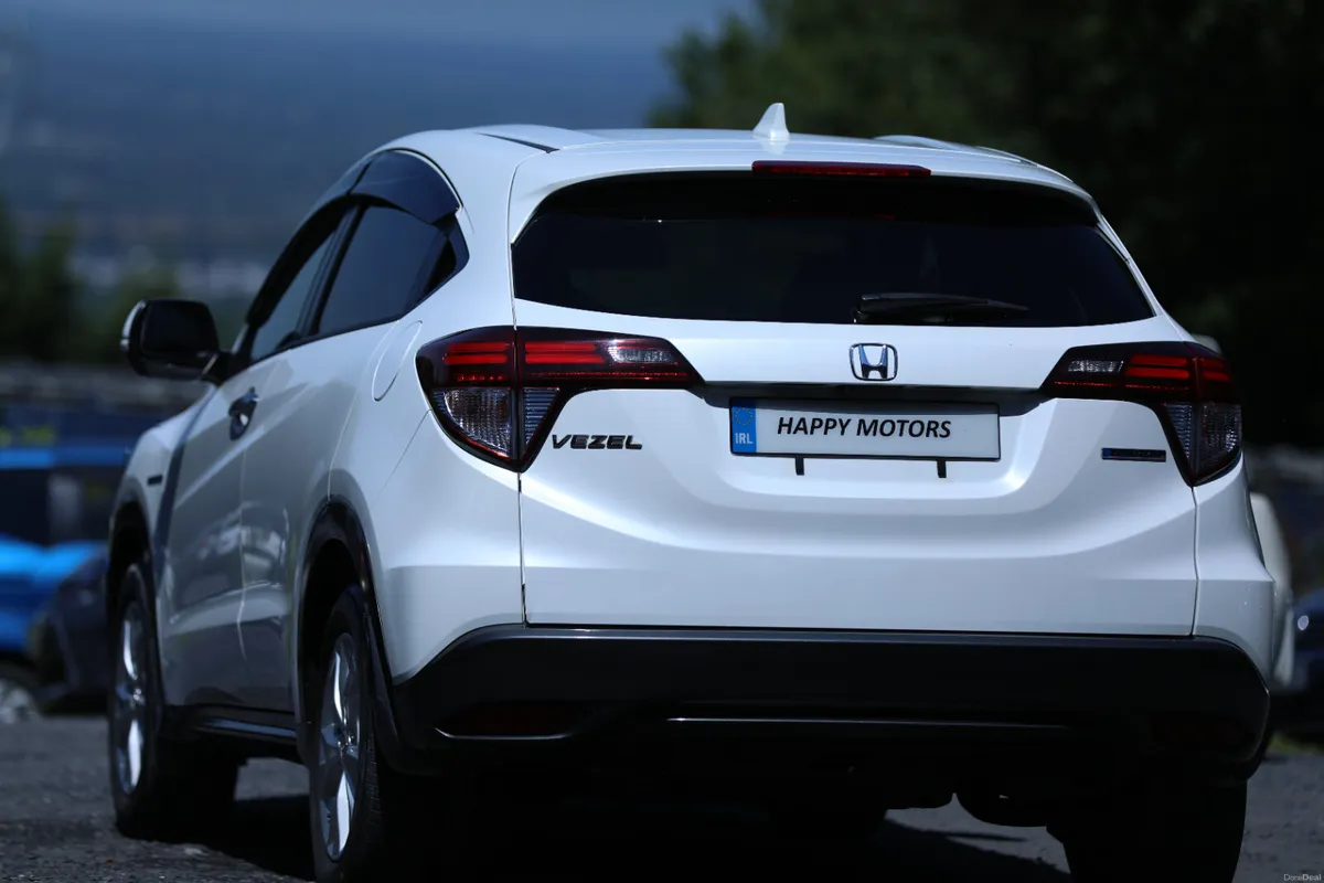 Honda vezel 2015 (like new) - Image 4