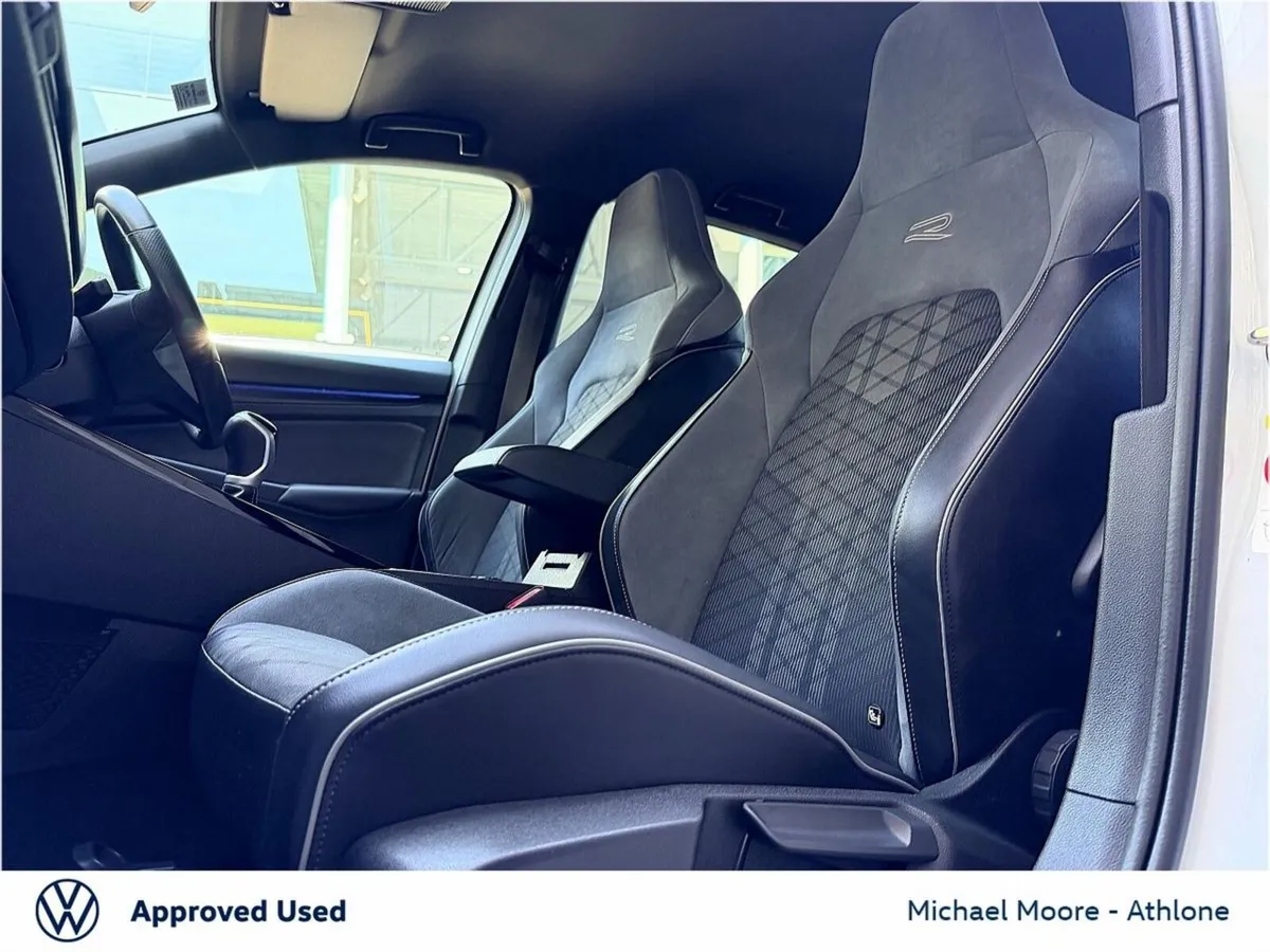 Volkswagen Golf 1.5 TSI 130HP R-Line - Image 3