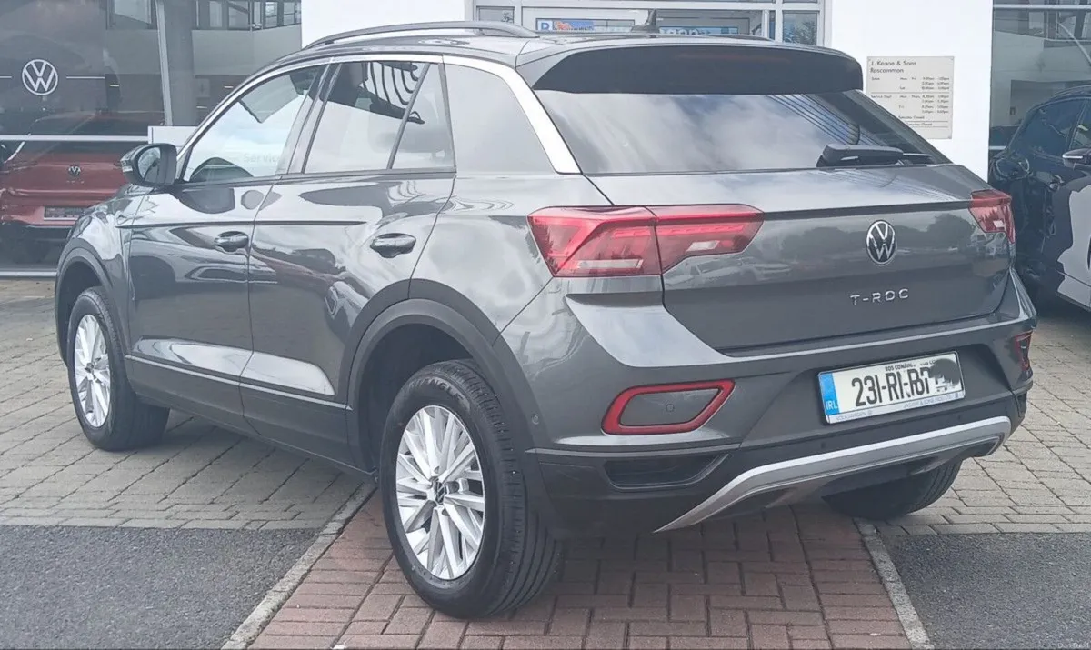 Volkswagen T-Roc Life 2.0 TDI 116HP **REAR VIEW CA - Image 4