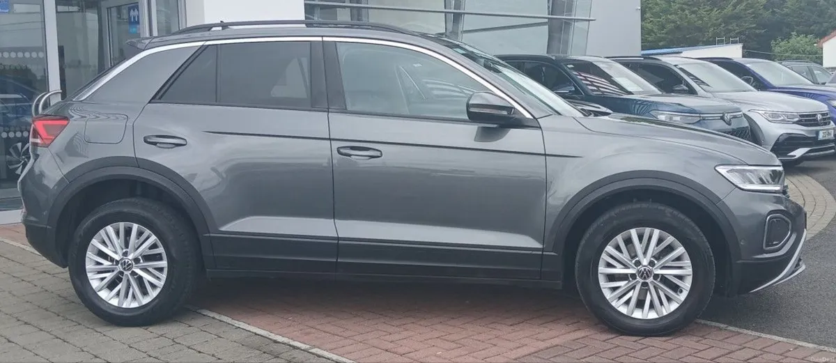 Volkswagen T-Roc Life 2.0 TDI 116HP **REAR VIEW CA - Image 2