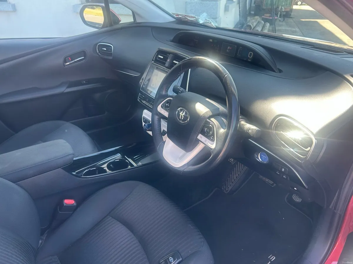 Toyota Prius Luxury 1.8 Hybrid - Image 2