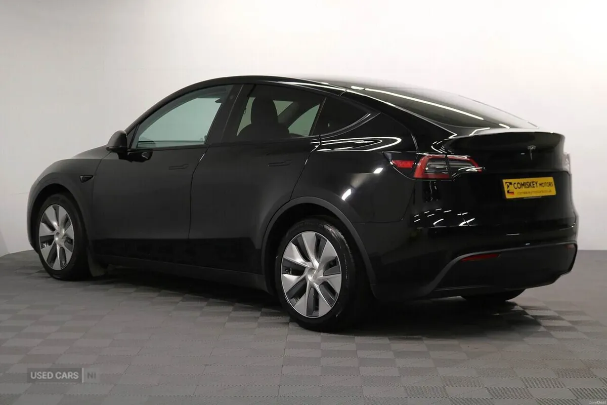 Tesla Model Y HATCHBACK - Image 4