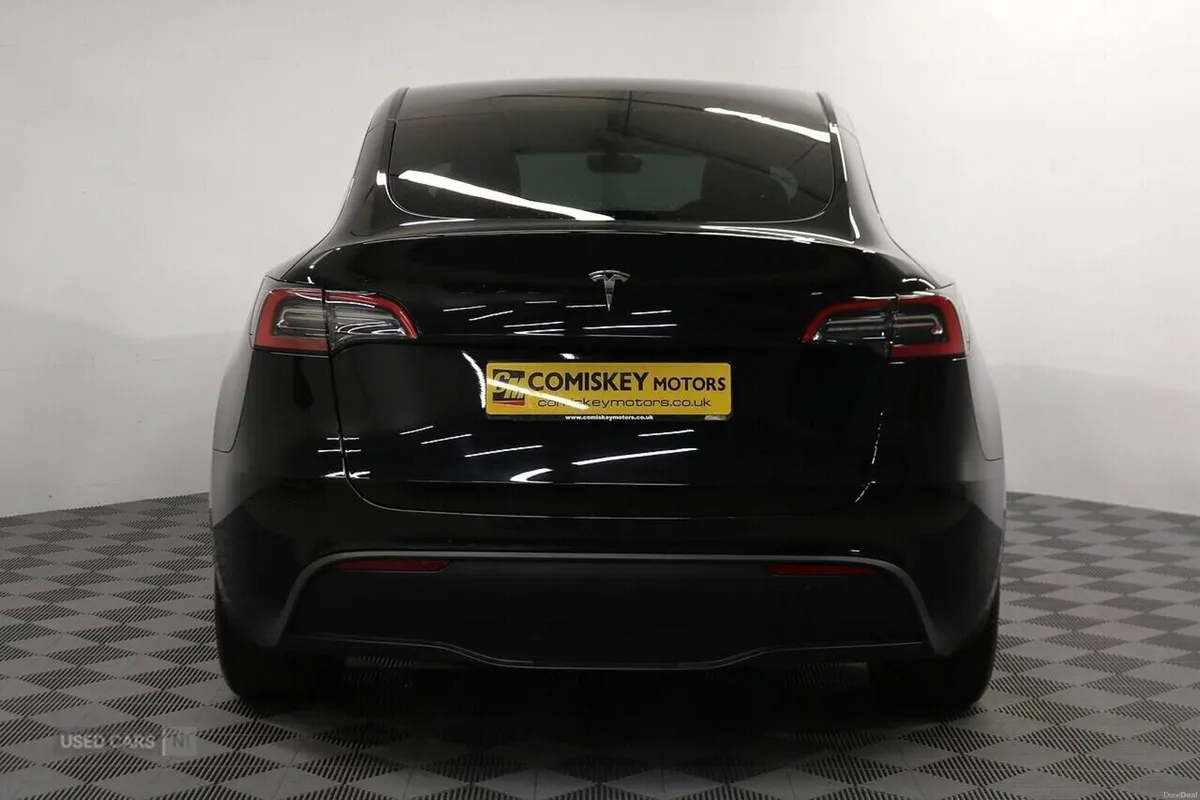 Tesla Model Y HATCHBACK - Image 5