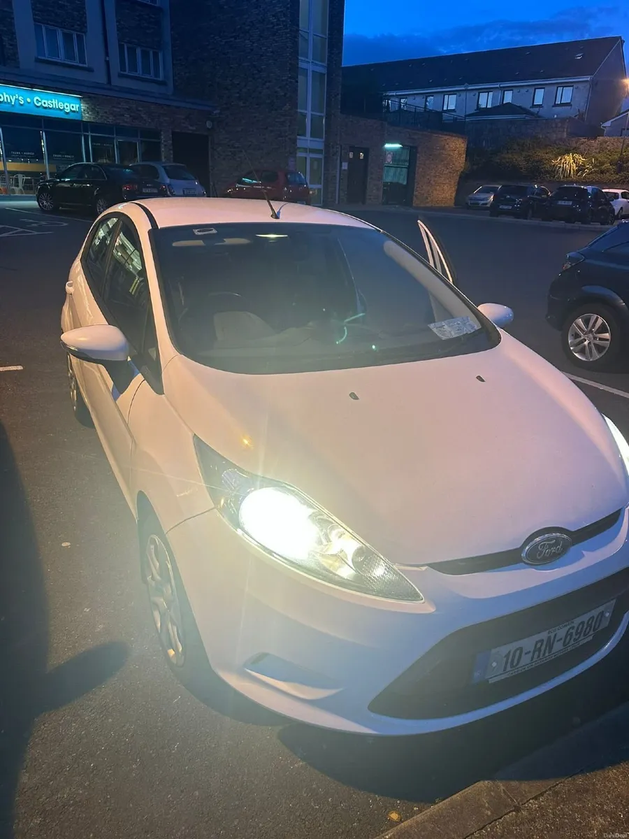 Ford Fiesta 2010 - Image 2