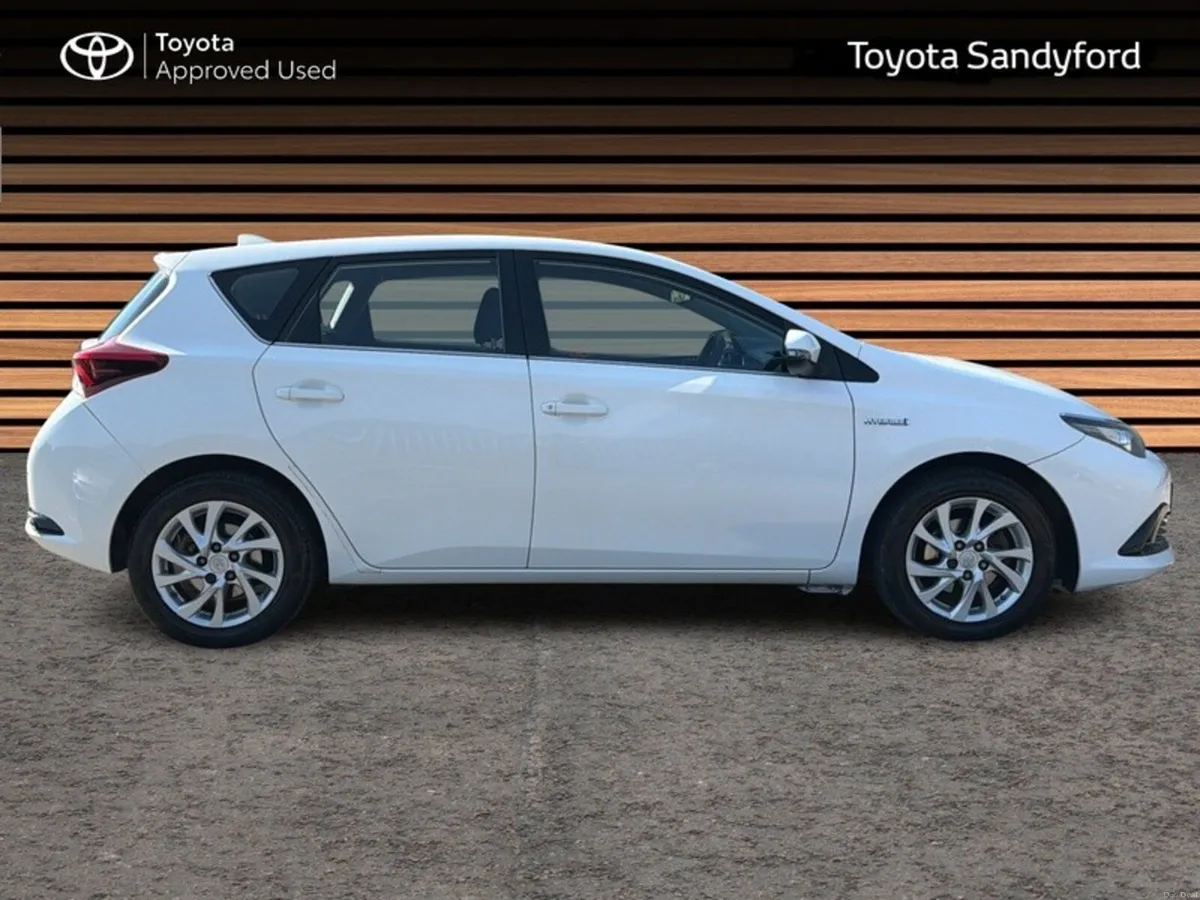 Toyota Auris HYBRID BUSINESS AUTO // SAT-NAV // RE - Image 3