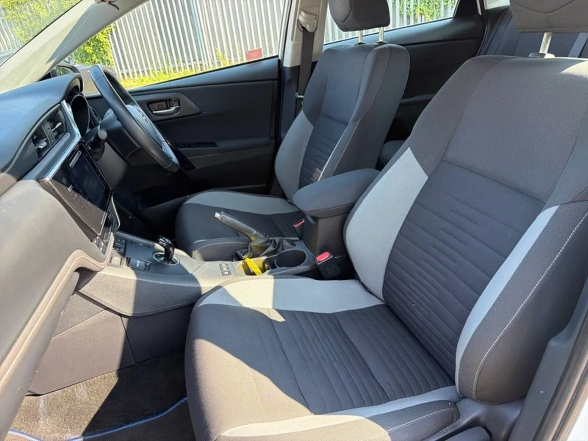 Toyota Auris HYBRID BUSINESS AUTO // SAT-NAV // RE - Image 6