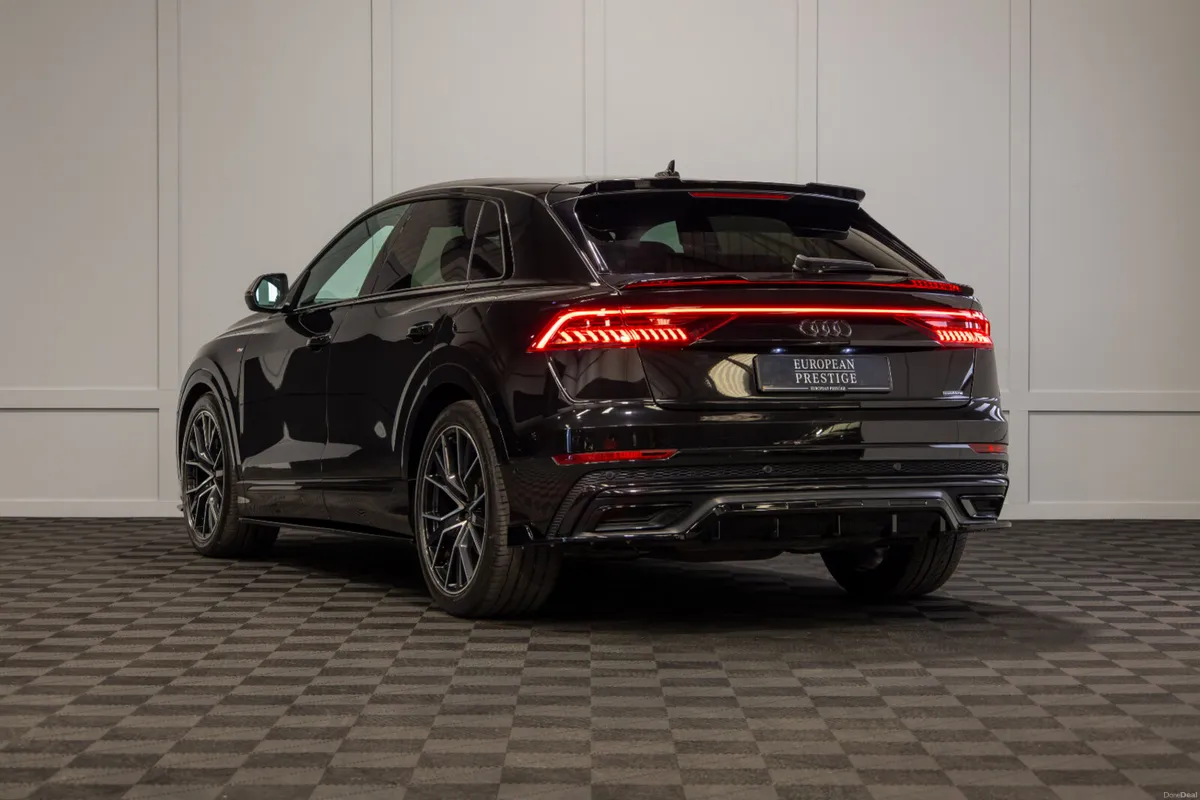 2022 Audi Q8 55 TFSIe S-Line Black Edition - Image 4