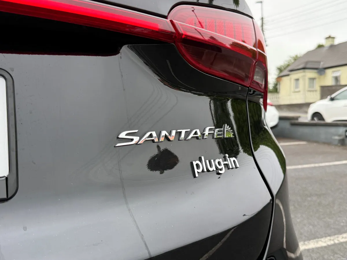7 Seater 4WD 265 BHP PHEV Santa Fe VIDEO TOUR - Image 4