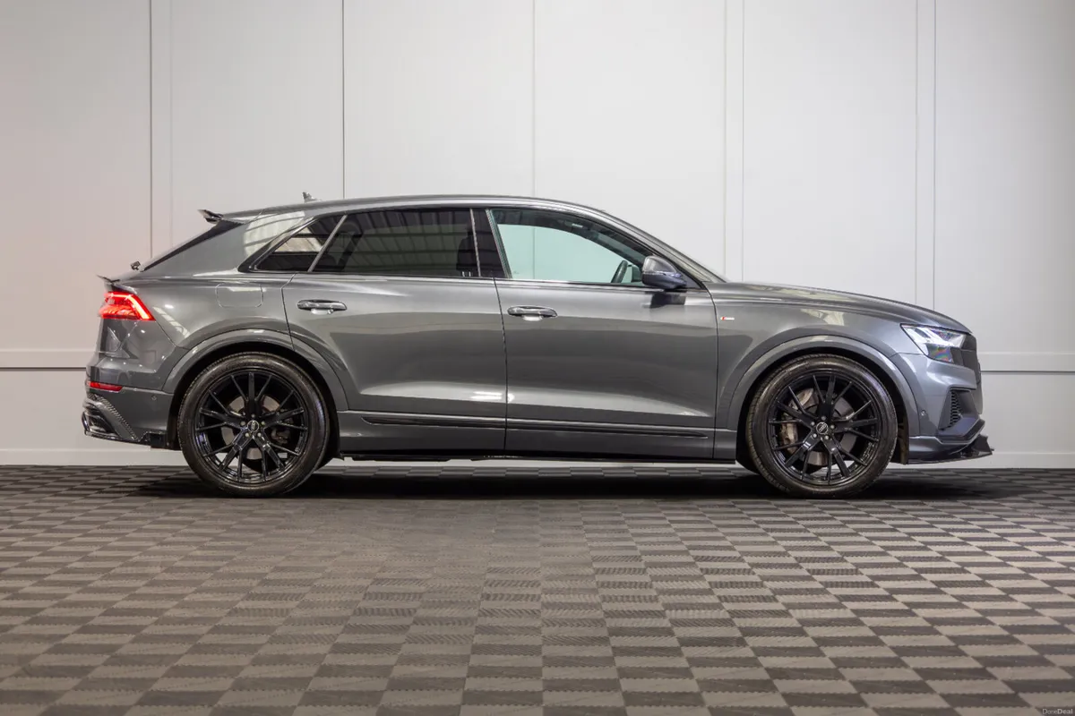 212 Audi Q8 55 TFSIe S-Line Quattro - Image 6