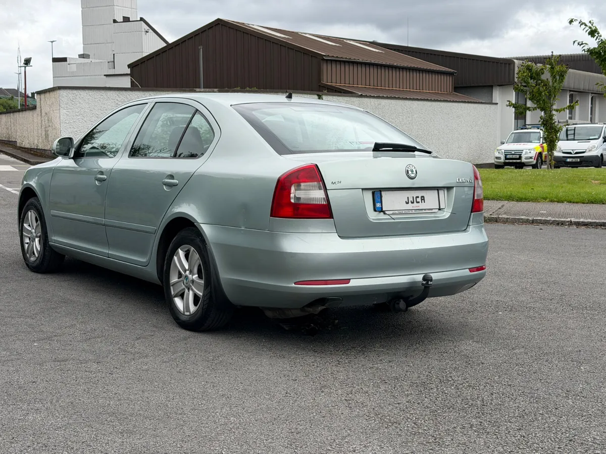 ABSOLUTELY IMMACULATE 2011 1.6 PETROL SKODA - Image 5