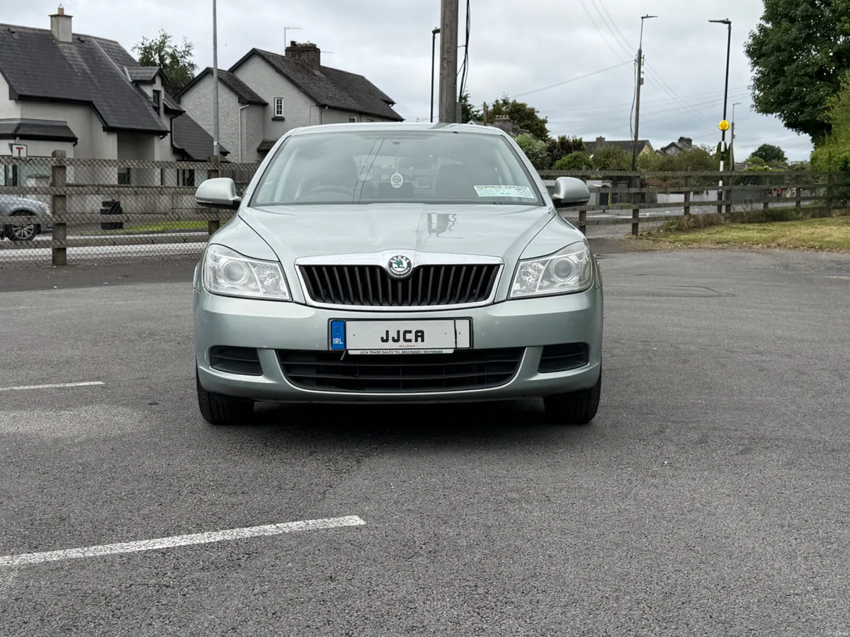 ABSOLUTELY IMMACULATE 2011 1.6 PETROL SKODA - Image 4