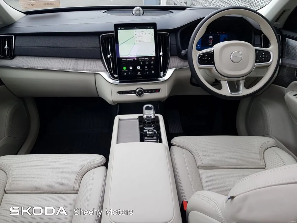 Volvo XC90 T8 PHEV AWD ULTRA DARK THEME - Image 2