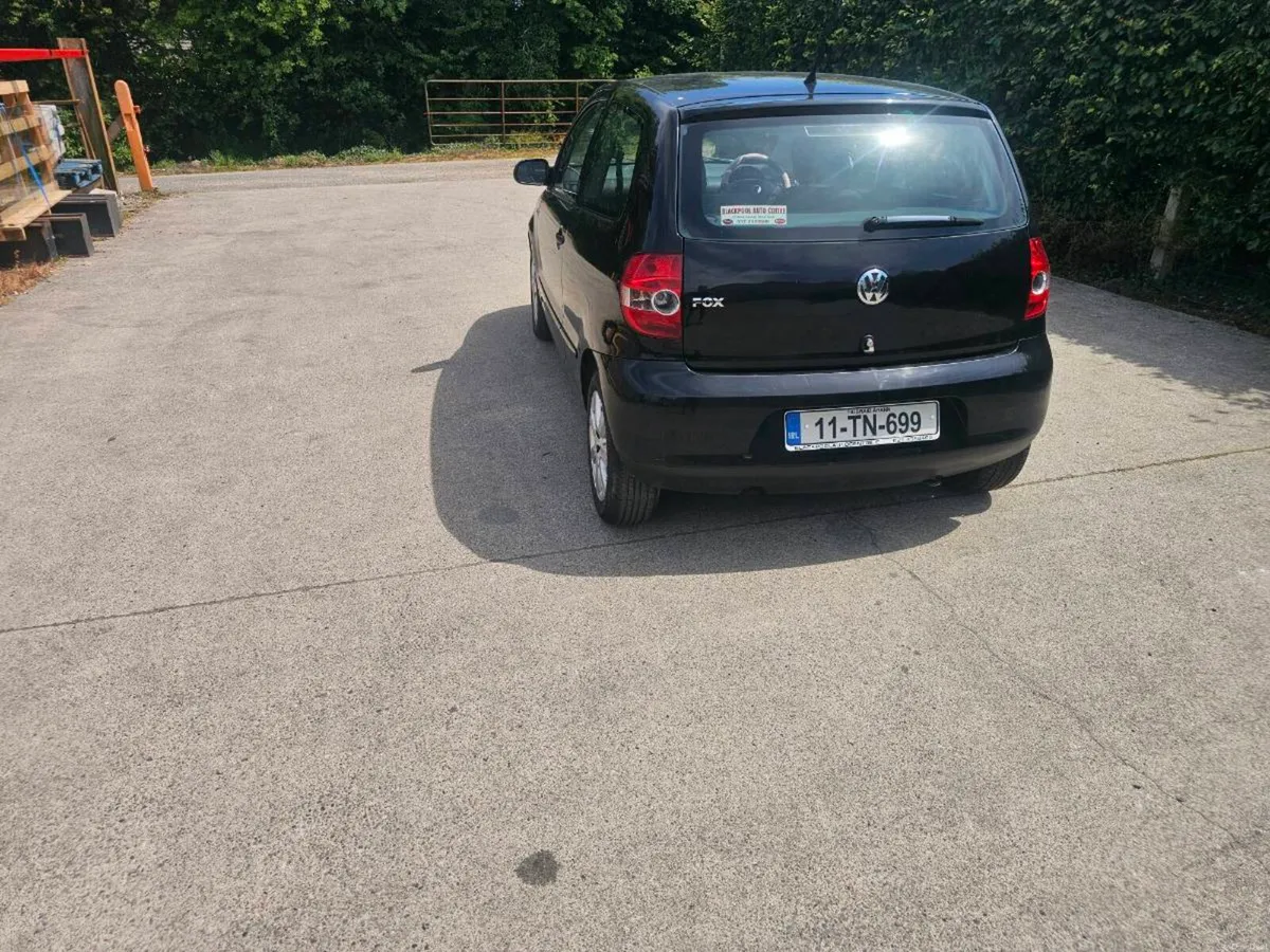2011 Volkswagen Fox - Image 3