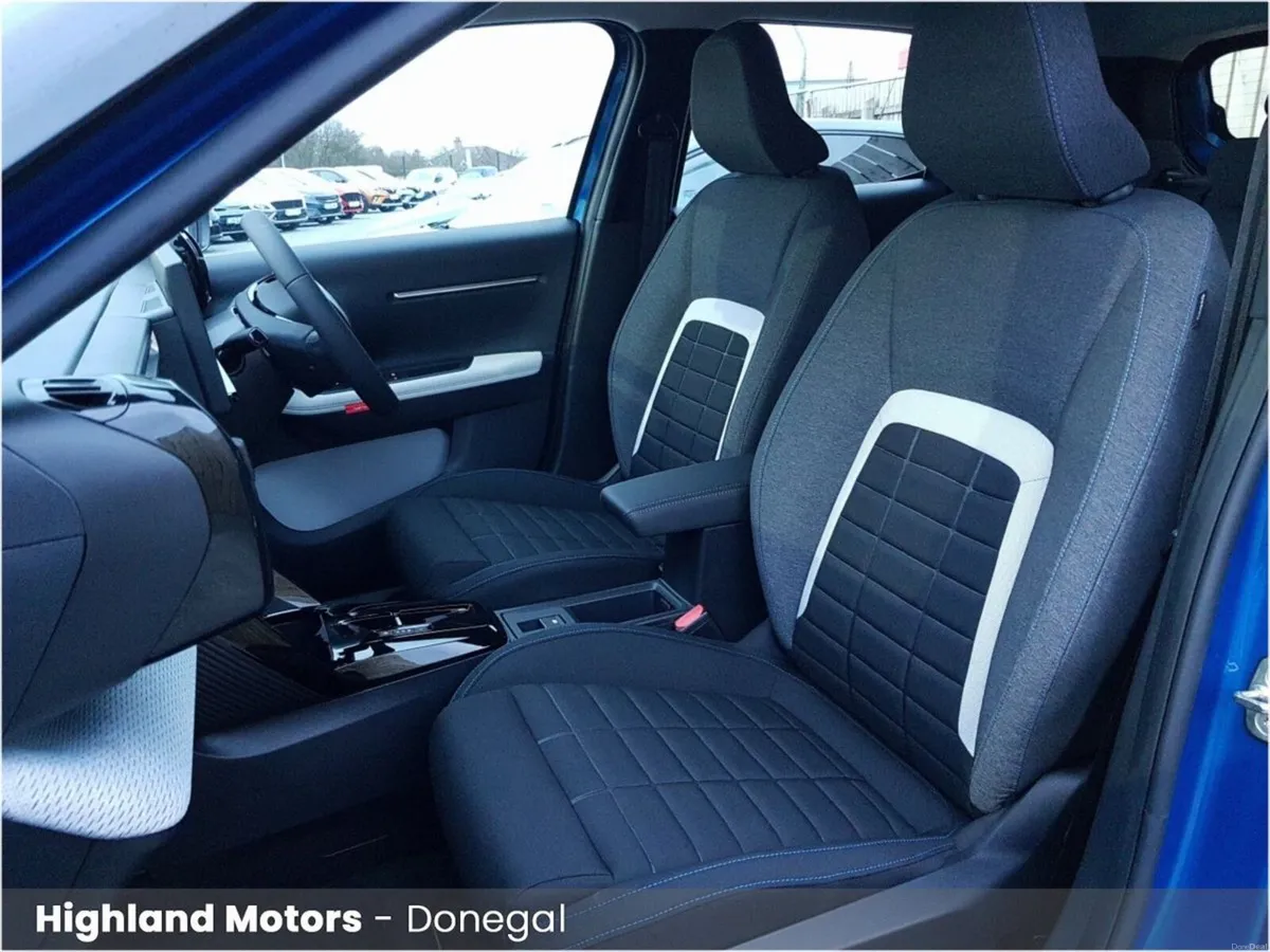 Citroen C3 PLUS Edition ** HYBRID AUTO ** 3.9% HP - Image 5