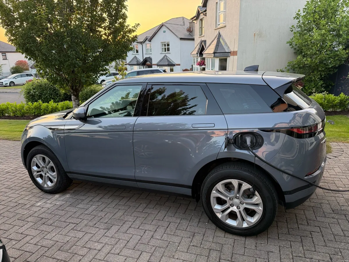 Range Rover Petrol Hybrid 300 PHEV - Image 3