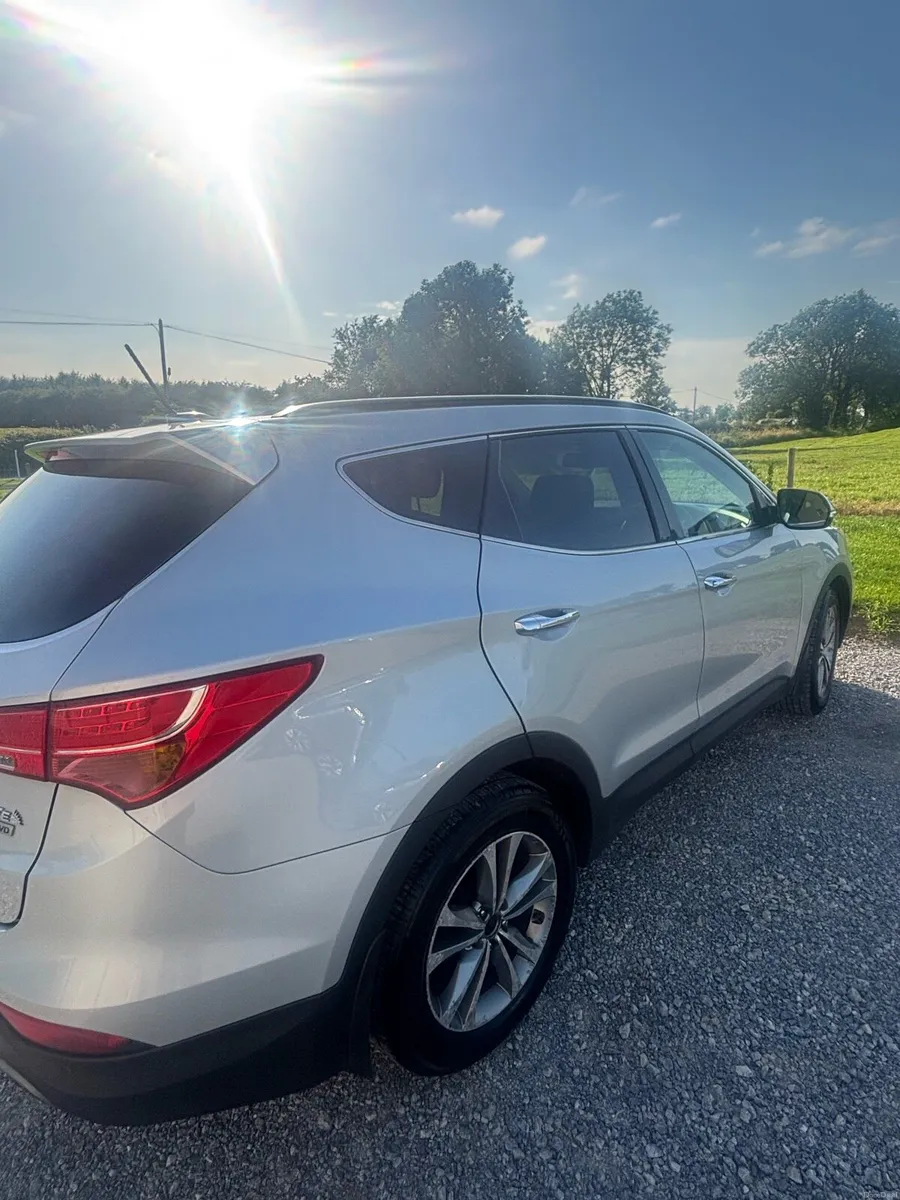 152 Hyundai Santa Fe - Luxury Trim Model - Image 2