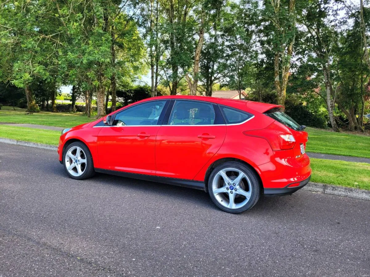 CLEAN 2012 FORD FOCUS TITANIUM LOW MILEAGE. - Image 3