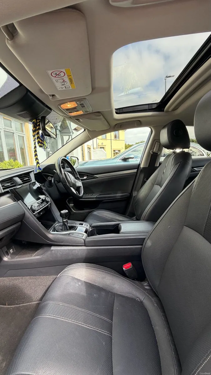 (211) Honda Civic Saloon Luxury - Image 4