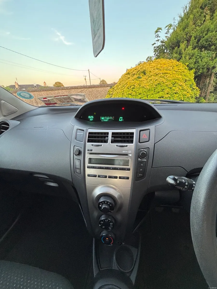 Toyota Yaris 2011 - Image 2