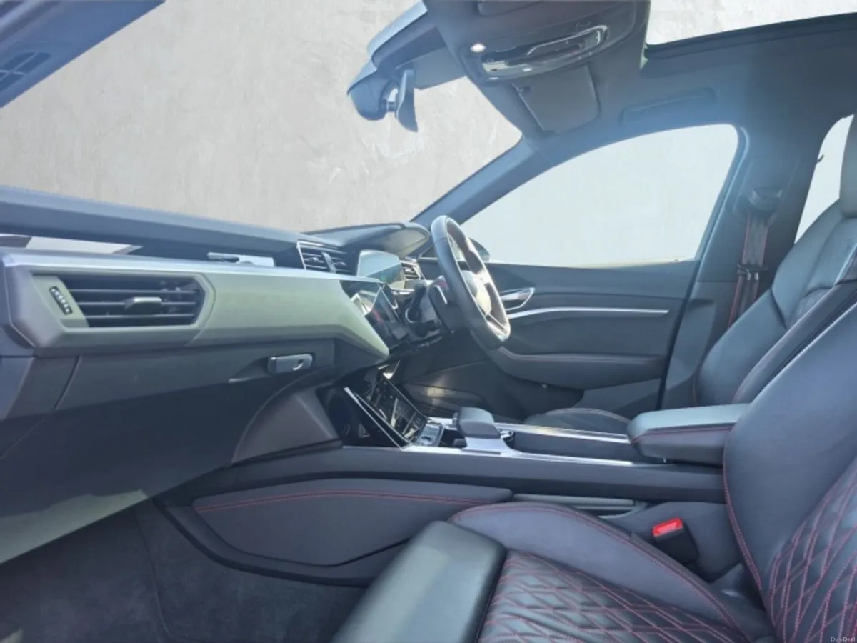 Audi Q8 ** HUGE SPEC ** S-LINE ** 55 E-TRON ** TRI - Image 6