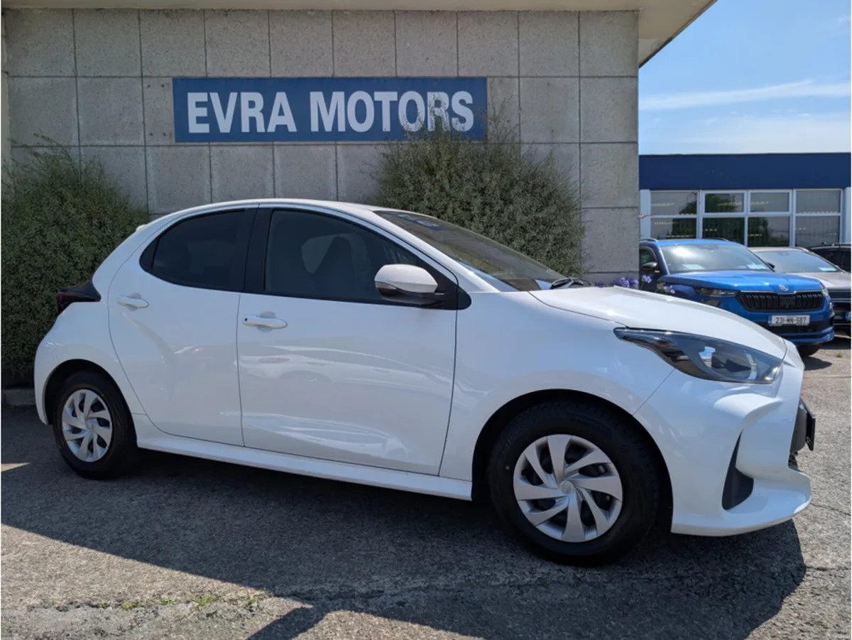 Toyota Yaris X HYBRID AUTOMATIC 1.5 PETROL //REVER - Image 3