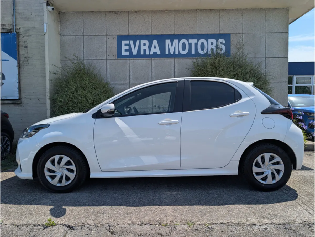 Toyota Yaris X HYBRID AUTOMATIC 1.5 PETROL //REVER - Image 4