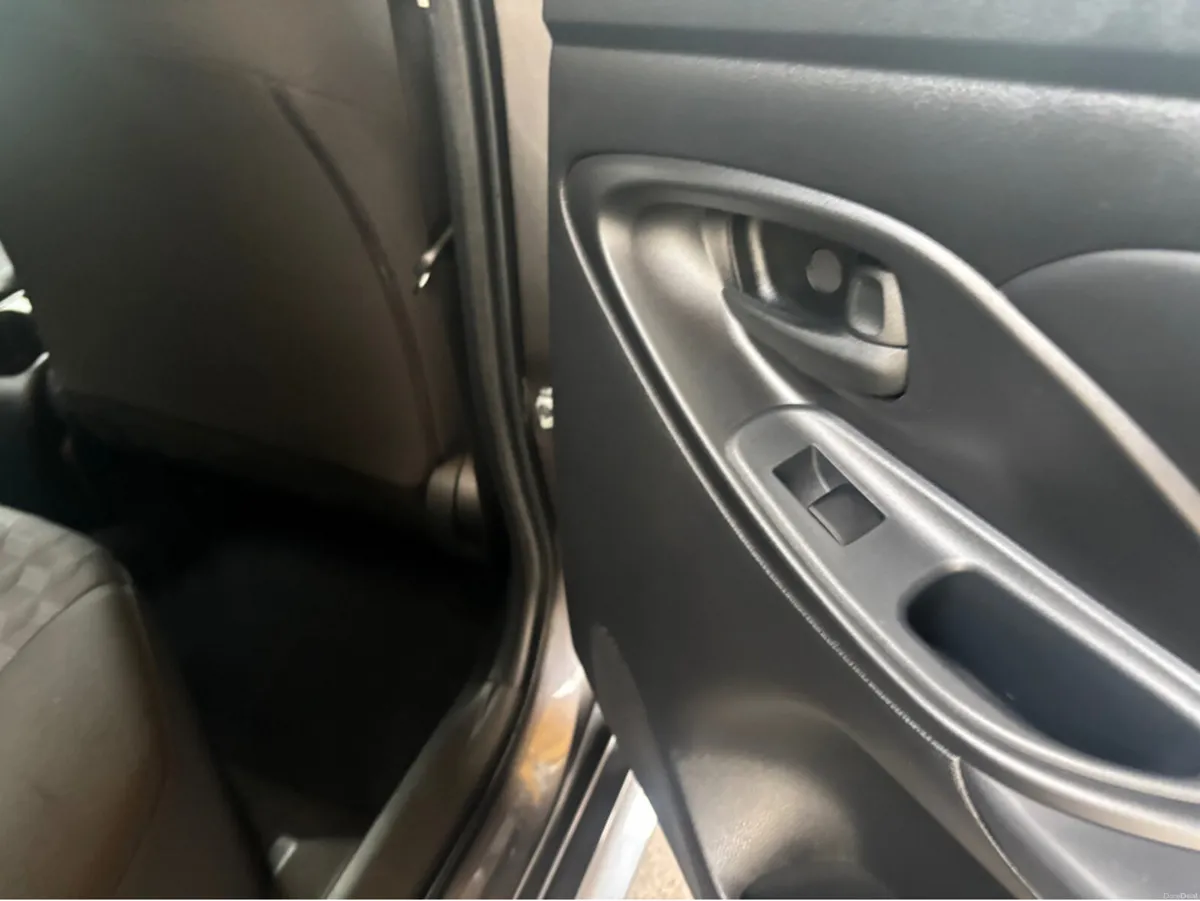 Toyota Yaris 1.5 LUNA - Image 2