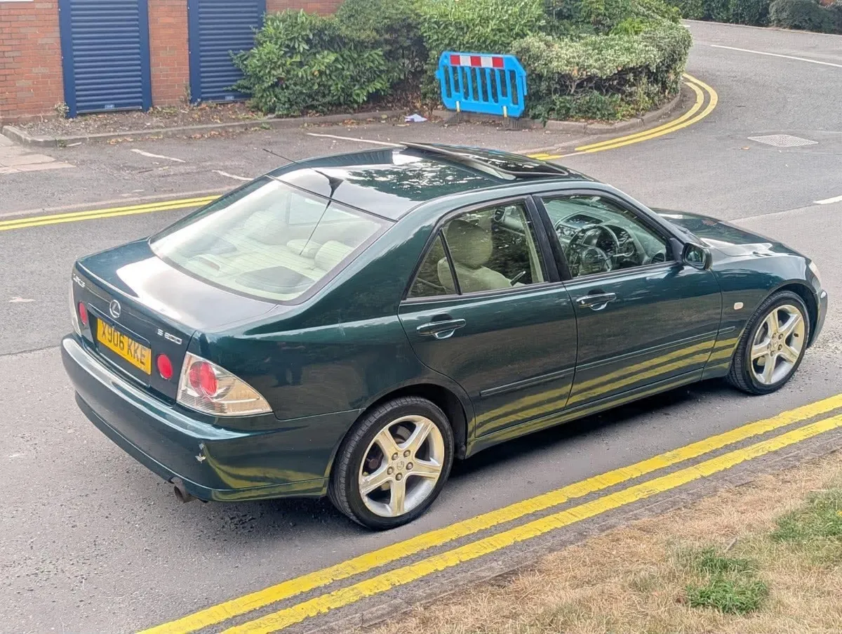 Lexus is200 - Image 2