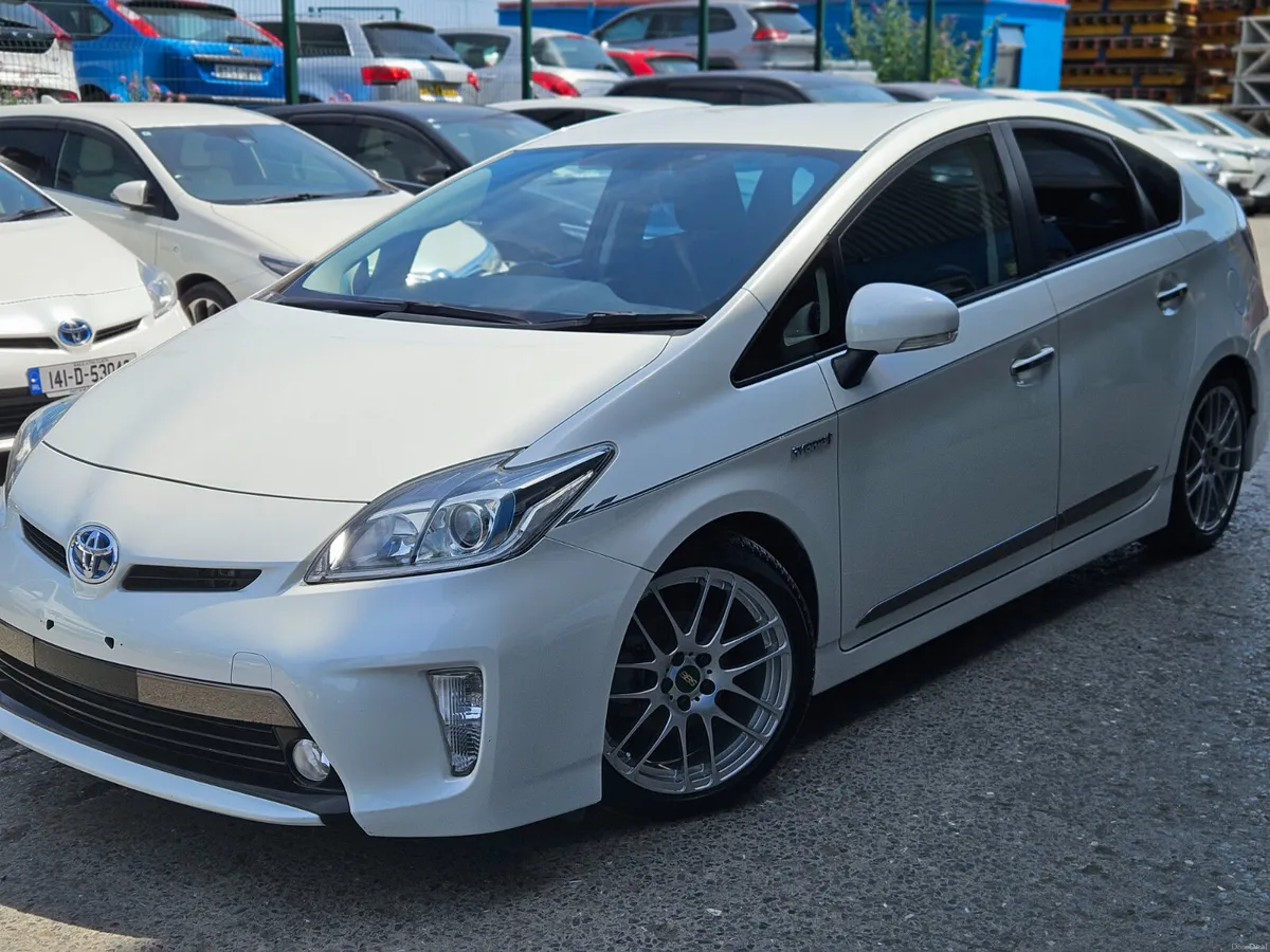 2014 Toyota Prius Hybrid Automatic/ sports - Image 1