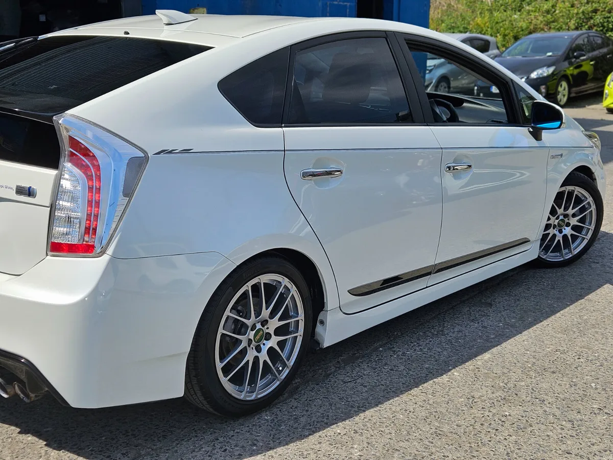 2014 Toyota Prius Hybrid Automatic/ sports - Image 3
