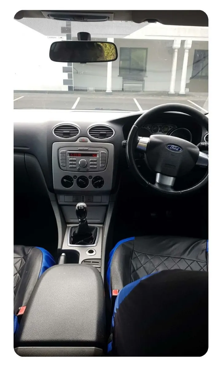 Ford Focus 2010 - Image 2