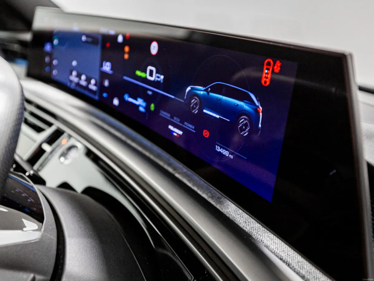 Peugeot 5008 E-GT 72kWh 210HP - 7 Seats - Image 3