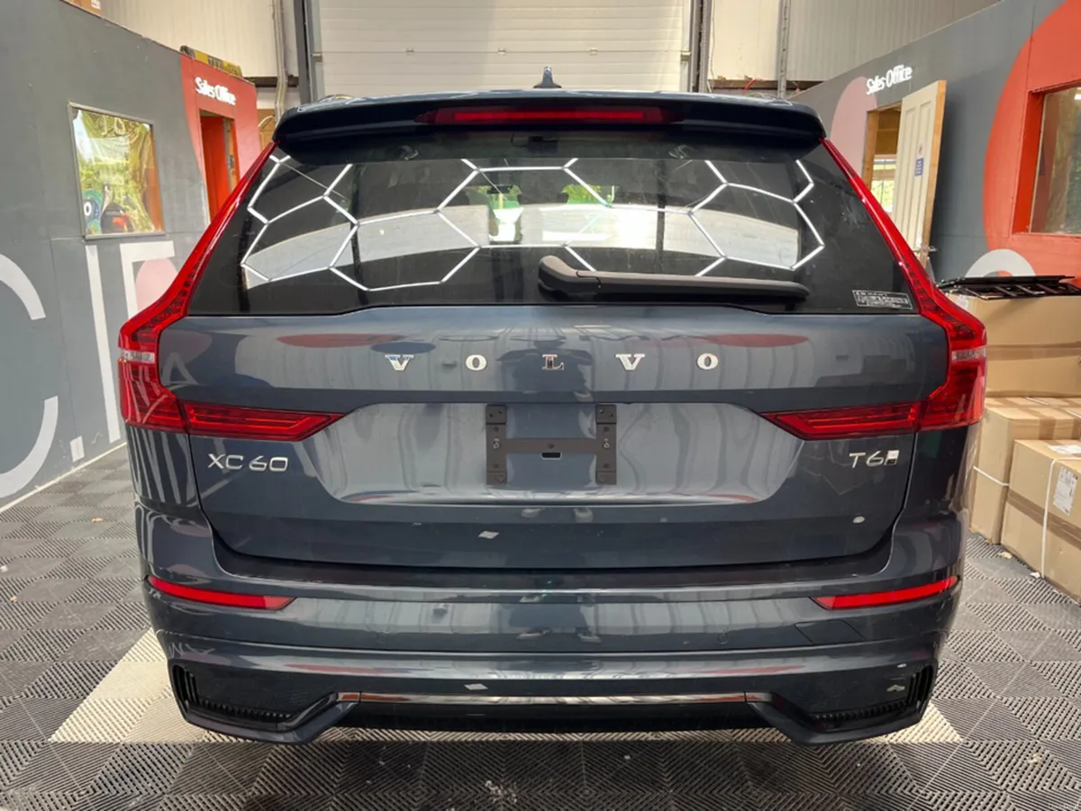 Volvo XC60 2025 VOLVO XC60 PLUG-IN T6 2.0 AUTOMATI - Image 3