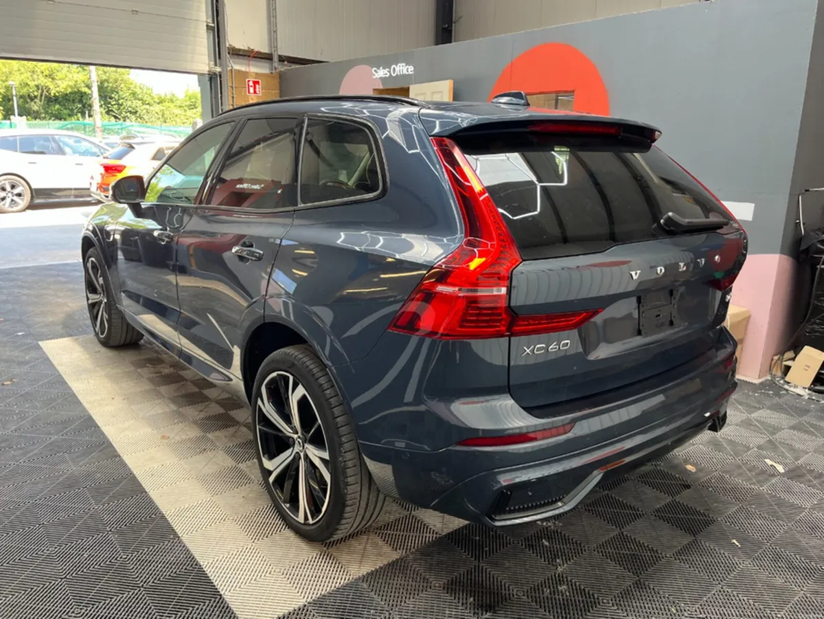 Volvo XC60 2025 VOLVO XC60 PLUG-IN T6 2.0 AUTOMATI - Image 4