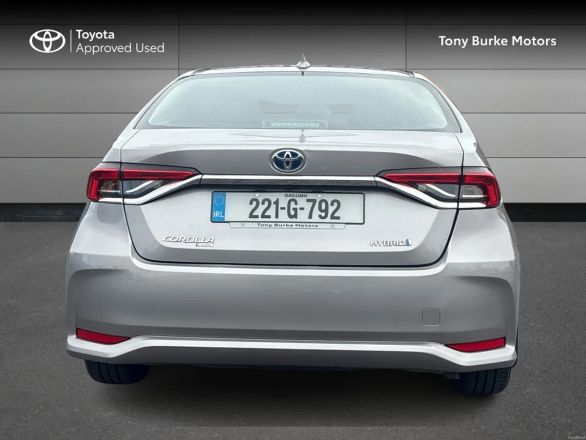 Toyota Corolla Saloon - Luna Edition - 1.8 Hybrid - Image 4