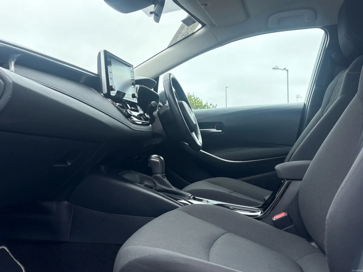 Toyota Corolla Saloon - Luna Edition - 1.8 Hybrid - Image 6