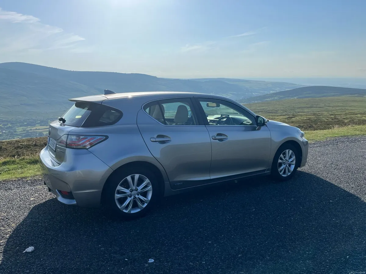 Lexus CT200h - Image 2