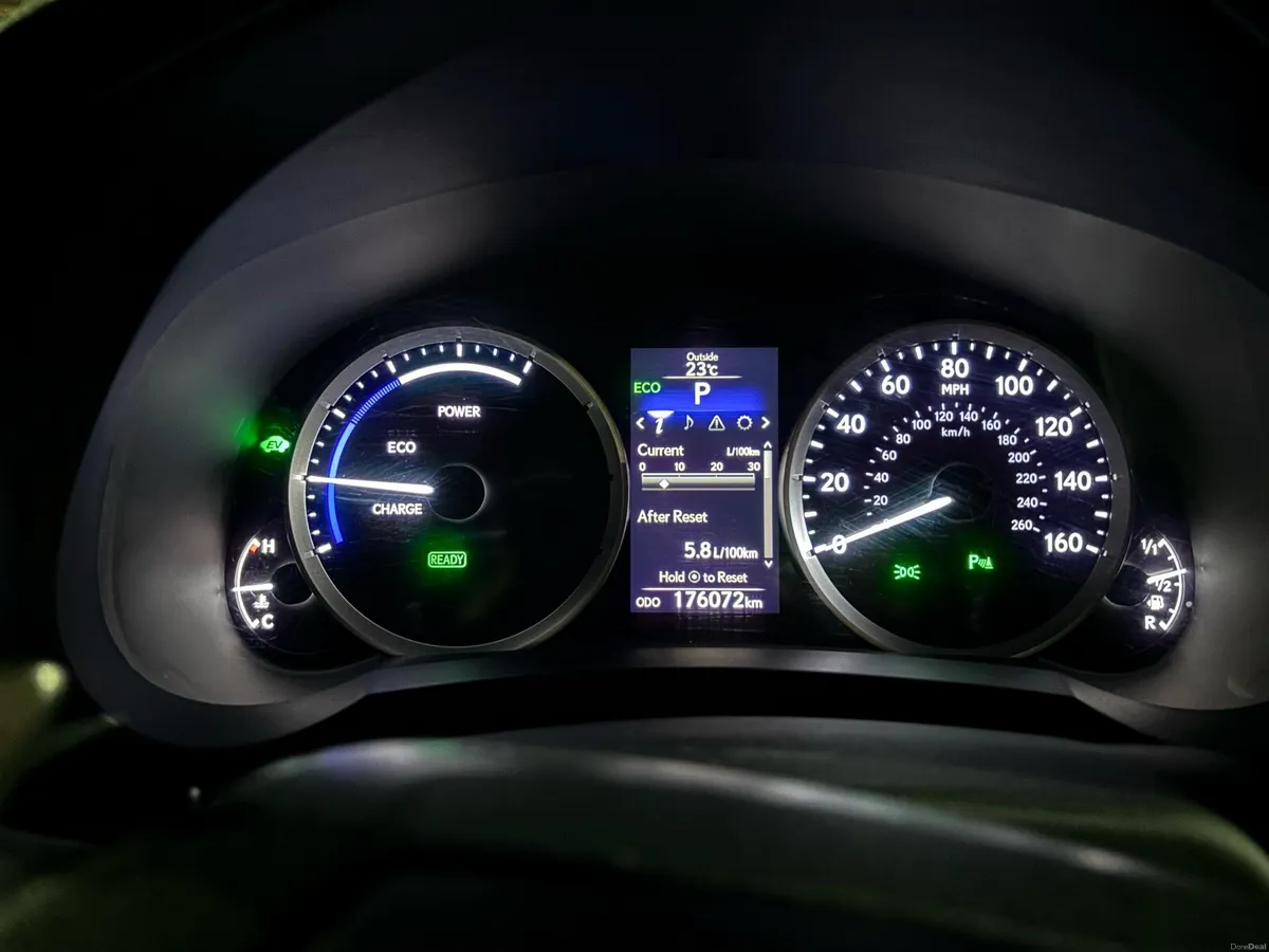 Lexus IS300h - Image 2