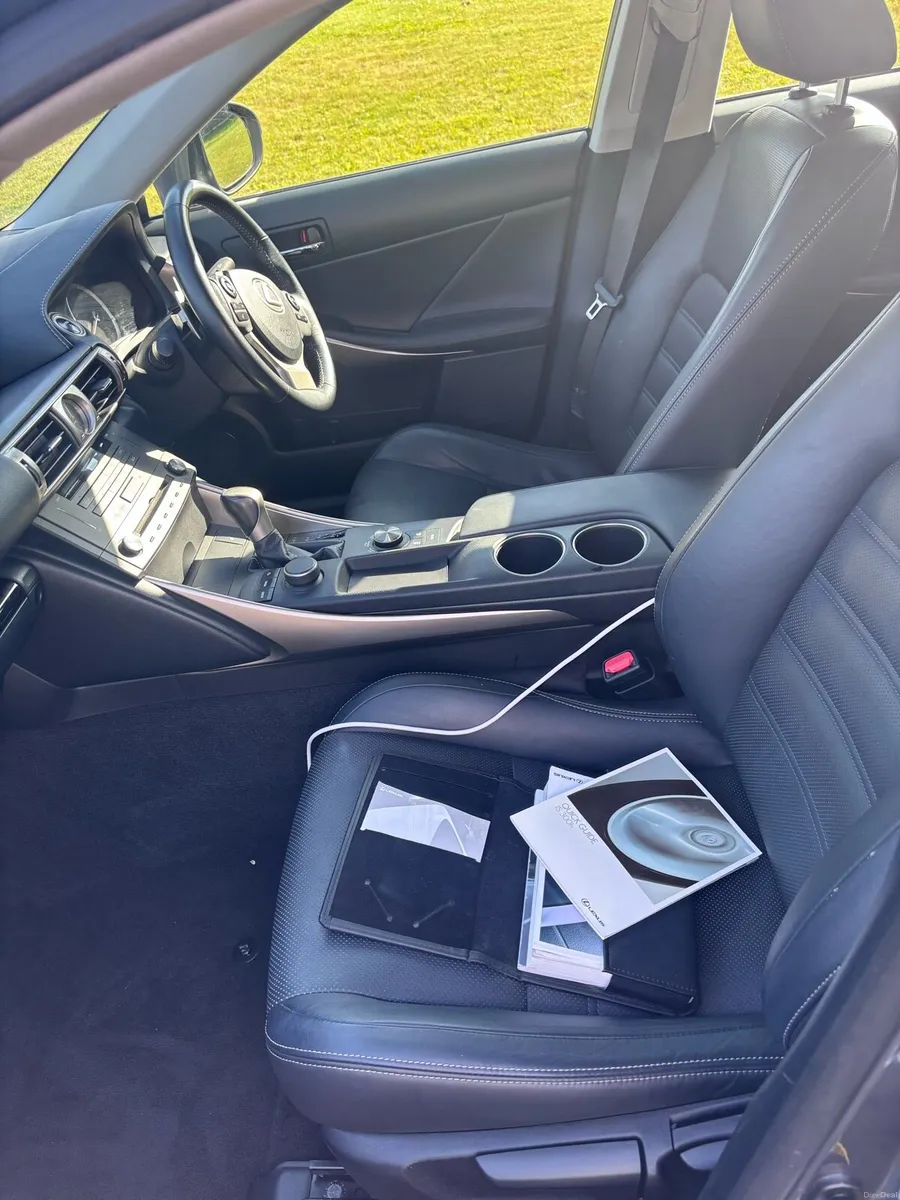 Lexus IS300h - Image 4