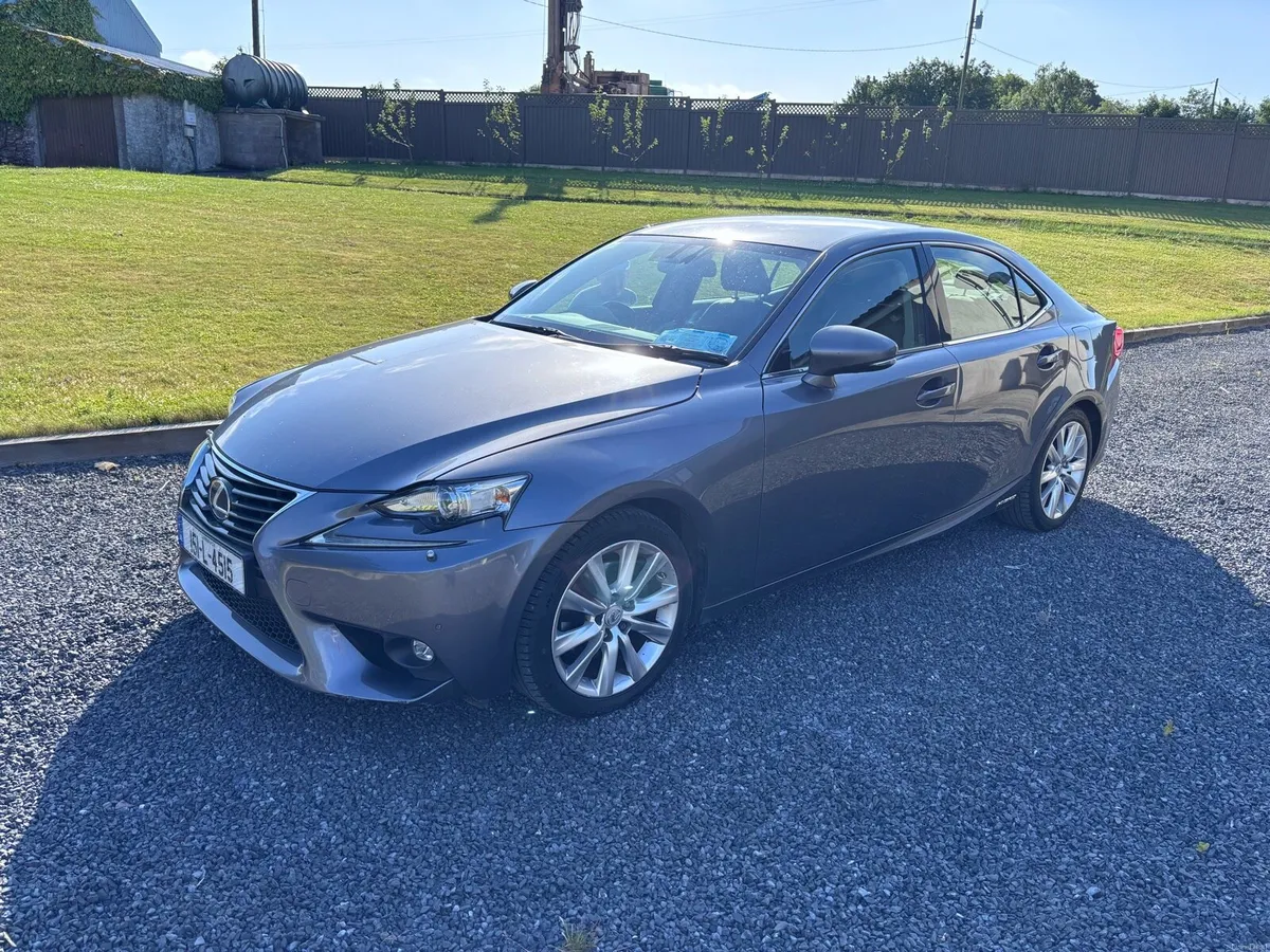 Lexus IS300h - Image 1