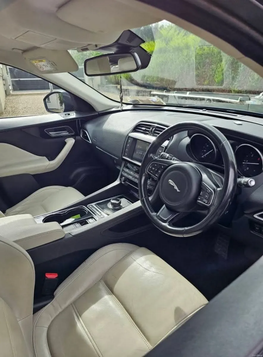 Jaguar F-Pace 2017 - Image 3