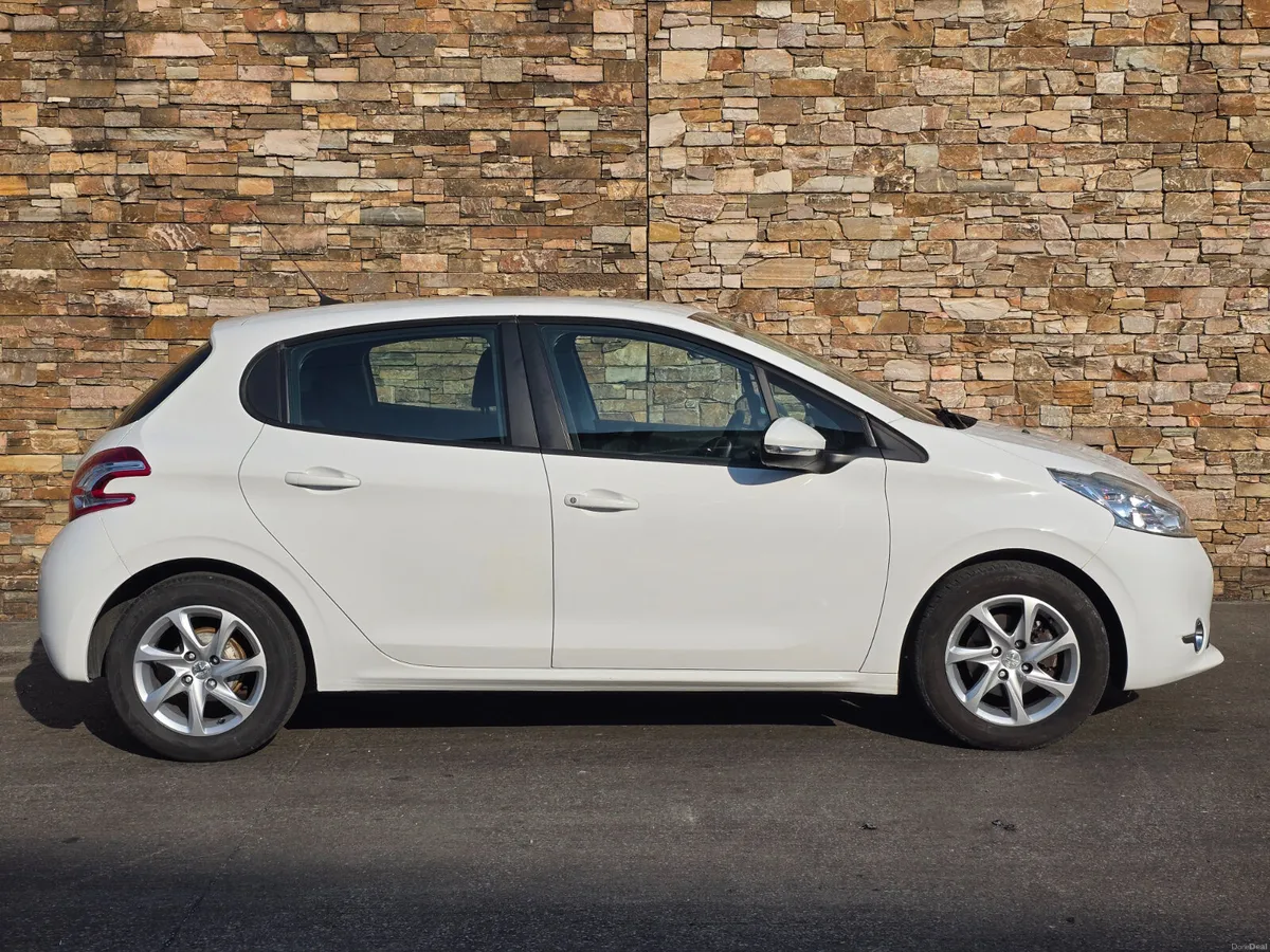 141 Peugeot 208 1.2 Petrol - Image 4