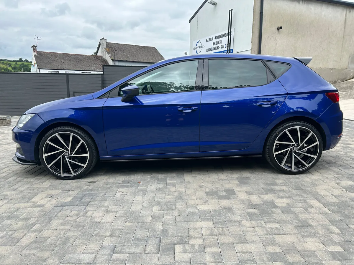 191 SEAT LEON TDI SE DYNAMIC IN MYSTERY BLUE - Image 4
