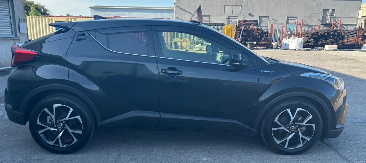 2017 Toyota C-HR G Package - Image 4
