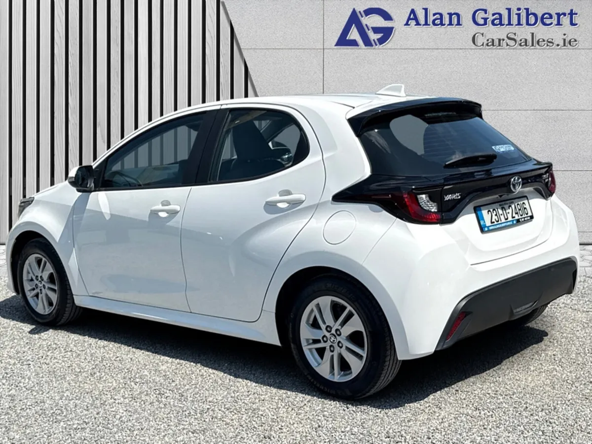 Toyota Yaris 1.5 HYBRID LUNA AUTO - Image 2