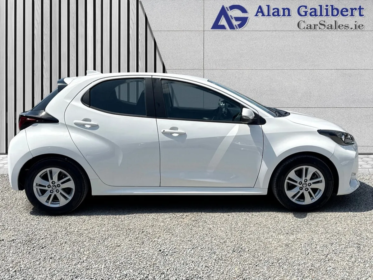 Toyota Yaris 1.5 HYBRID LUNA AUTO - Image 3