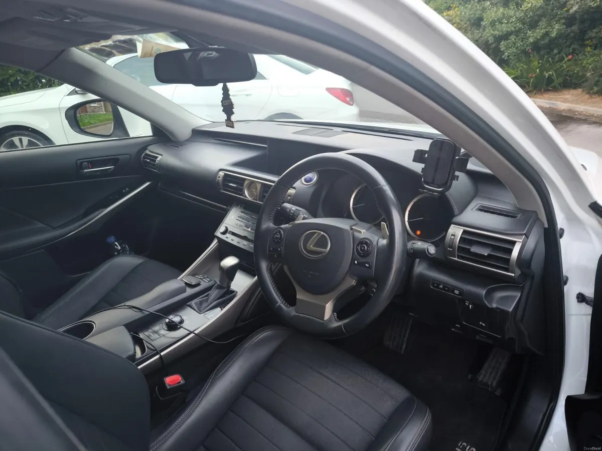 Lexus IS 300h  2013 - Image 3
