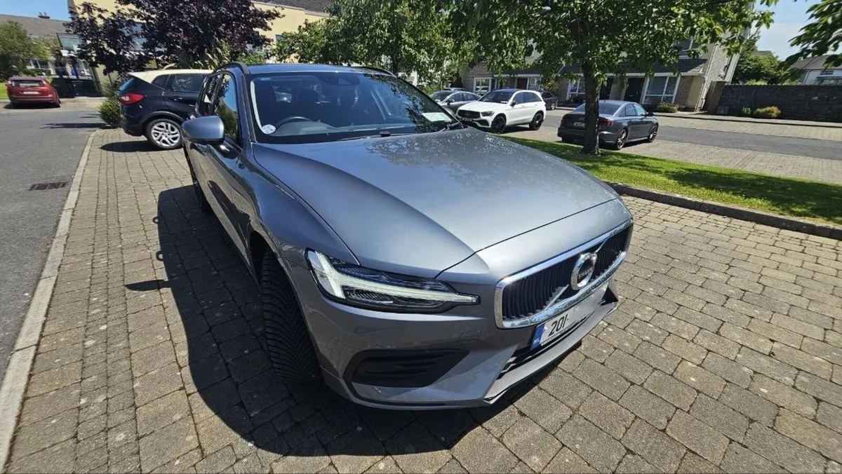 2020 Volvo V60 D3 MOMENTUM 5DR - Image 2