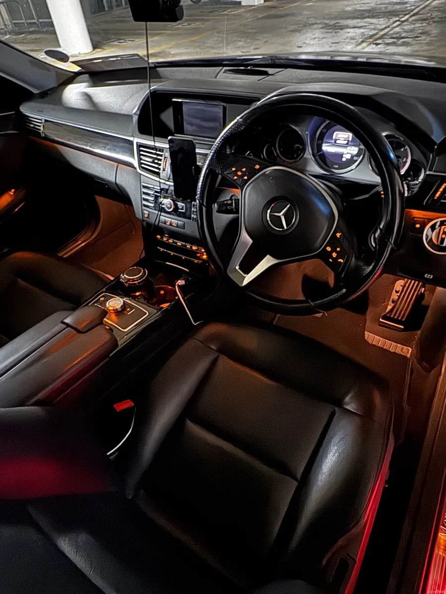 MERCEDES E300 - Image 5