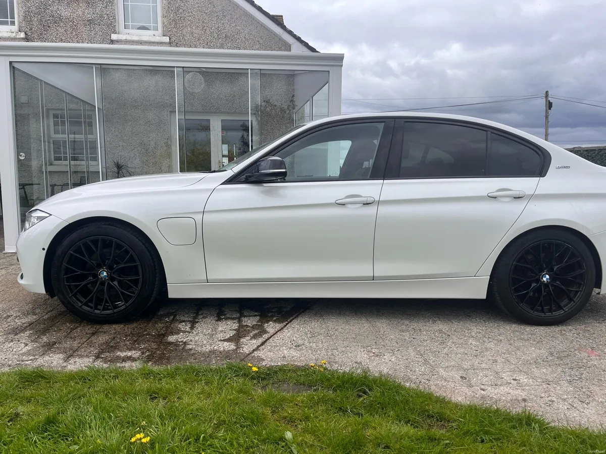 BMW 330e Sport High Spec - Image 2